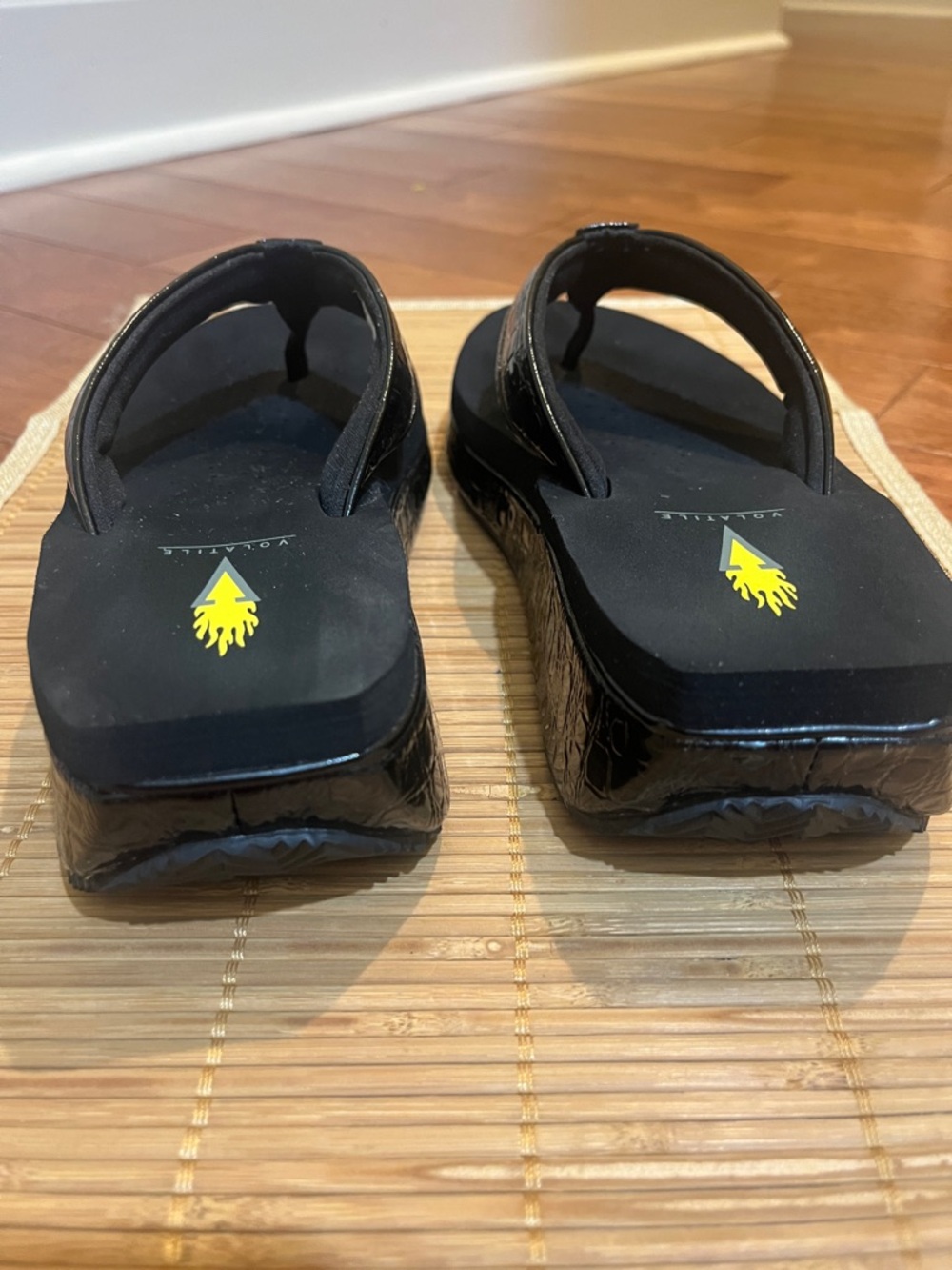 Volatile croc-embossed platform wedge flip-flops 2 in heel size 8 - Picture 3 of 6
